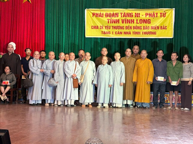 Đoàn từ thiện trao quà đến những gia đình bị ảnh hưởng bão lũ tỉnh Thái Nguyên