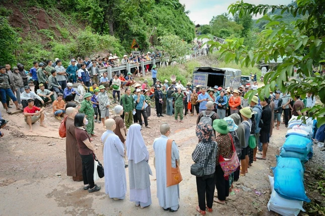 Đoàn thăm hỏi và trao quà tại xã Mỹ Lý, tỉnh Nghệ An Đoàn thăm hỏi và trao quà tại xã Mỹ Lý, tỉnh Nghệ An