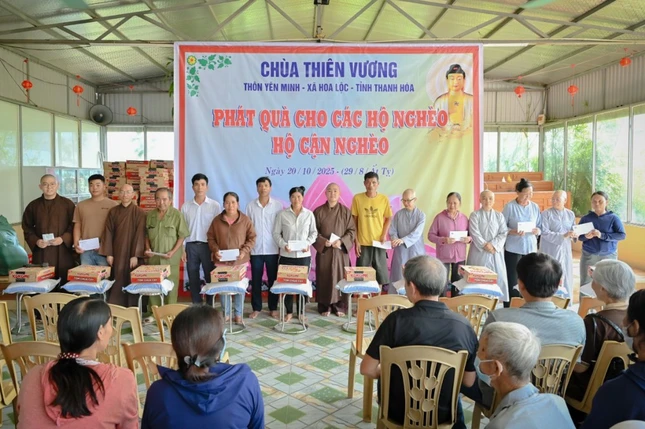 Đại diện đoàn động viên bà con tại chùa Thiên Vương Đại diện đoàn động viên bà con tại chùa Thiên Vương