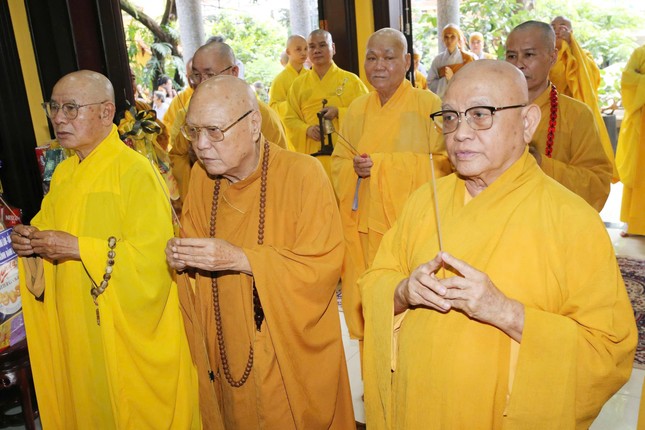 Chư vị giáo phẩm chứng minh thắp hương tưởng niệm Chư vị giáo phẩm chứng minh thắp hương tưởng niệm