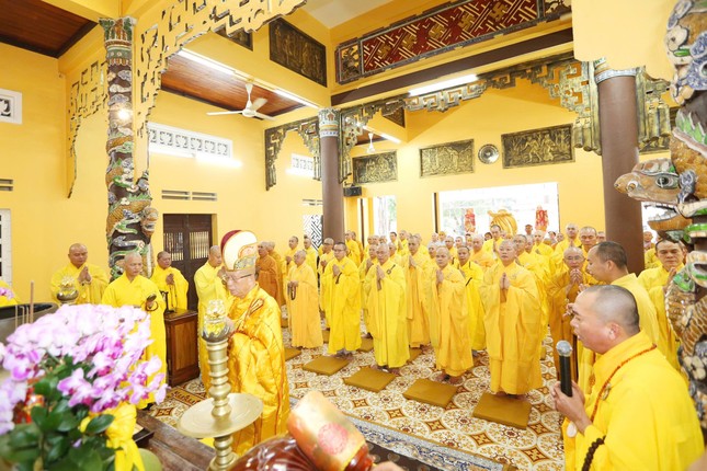 Chư tôn đức thực hiện khóa lễ cung tiến Giác linh Chư tôn đức thực hiện khóa lễ cung tiến Giác linh