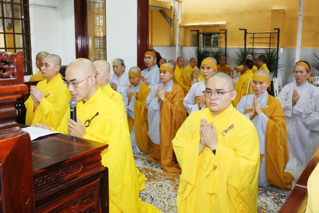 Đại diện môn đồ pháp quyến đọc lời tưởng niệm Đại diện môn đồ pháp quyến đọc lời tưởng niệm