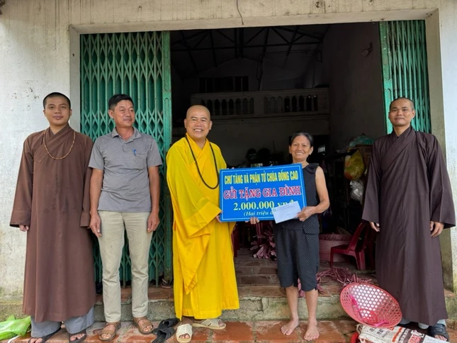 Chùa Đống Cao trao tặng