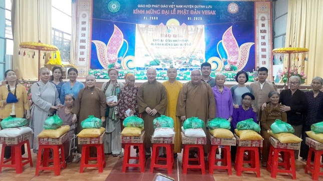 Ban Từ thiện xã hội T.Ư cùng Ban Trị sự tỉnh trao quà đến bà con địa phương Ban Từ thiện xã hội T.Ư cùng Ban Trị sự tỉnh trao quà đến bà con địa phương