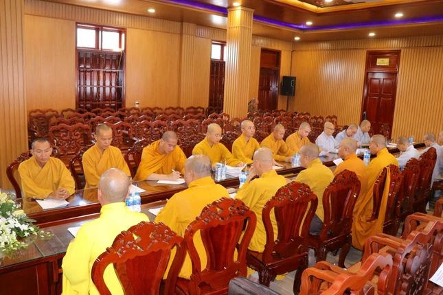 Hội nghị đã thống nhất danh sách đề cử chư tôn đức vào Ban Giám hiệu Trường Trung cấp Phật học tỉnh Vĩnh Long