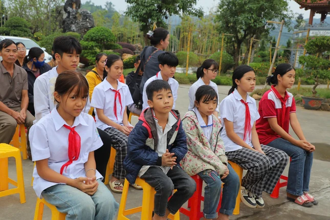 Những suất học bổng không chỉ là phần thưởng xứng đáng cho nỗ lực, mà còn là nguồn động viên cho học sinh dân tộc thiểu số