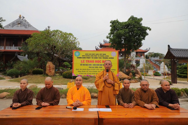 Thượng tọa Thích Quảng Tuấn phát biểu động viên học sinh