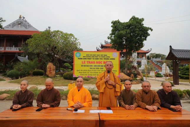 Thượng tọa Thích Quảng Tuấn phát biểu động viên học sinh