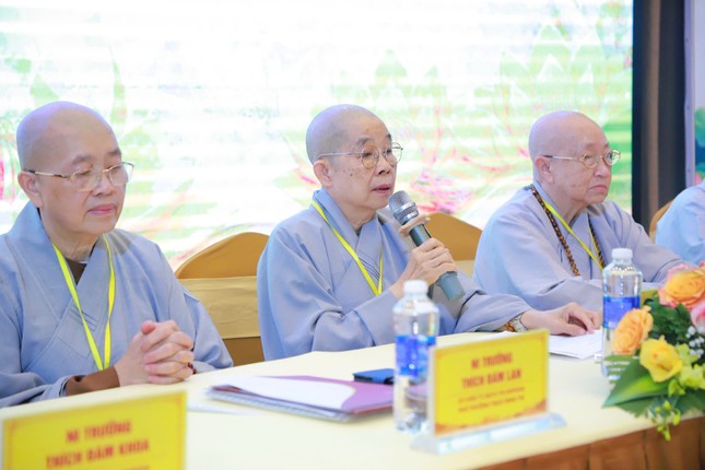 Ni trưởng Thích nữ Nhật Khương trong thời chia sẻ đầu tiên