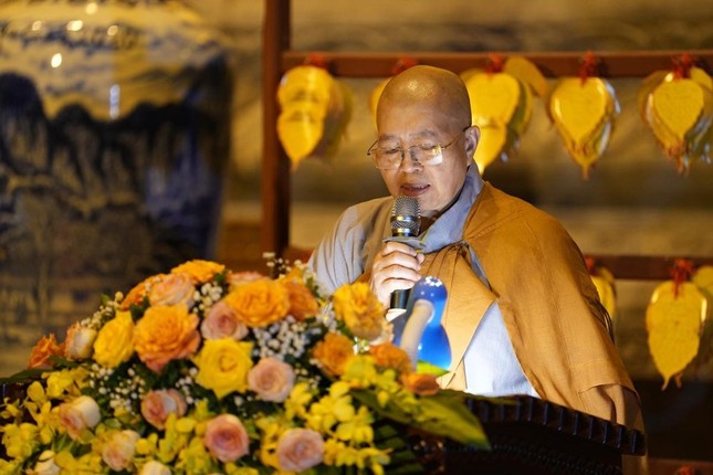 Ni trưởng Thích Đàm Lan nhắc lại nguồn gốc của lễ hoa đăng cầu nguyện quốc thái dân an