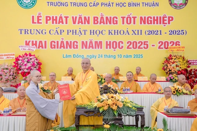 Thượng tọa Thích Thông Triêm trao Bằng tốt nghiệp đến Ni sinh Thượng tọa Thích Thông Triêm trao Bằng tốt nghiệp đến Ni sinh