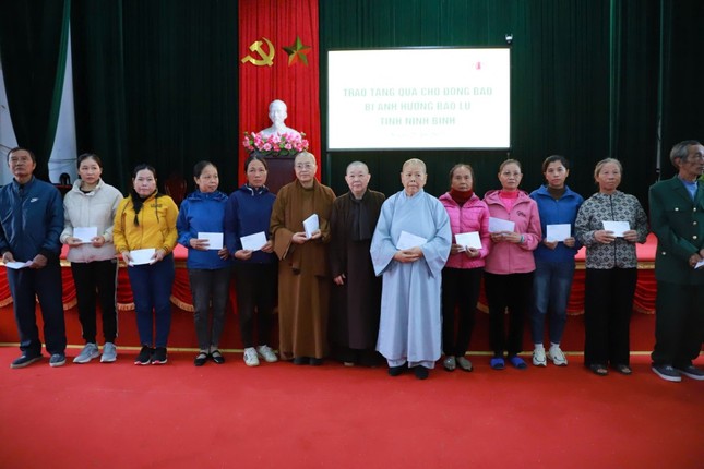 Chư Ni Phân ban Ni giới T.Ư trao quà đến bà con tỉnh Ninh Bình