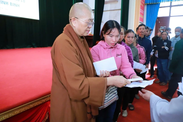Ni trưởng Thích Đàm Lan trao quà đến bà con tỉnh Ninh Bình