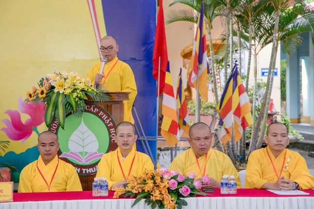 Đại đức Thích Giác Hạnh trình bày báo cáo tổng kết Đại đức Thích Giác Hạnh trình bày báo cáo tổng kết