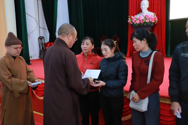 Hòa thượng Thích Quảng Hà, Phó Chủ tịch Hội đồng Trị sự, Trưởng ban Trị sự tỉnh Ninh Bình trao quà đến bà con vùng bão lũ tỉnh Ninh Bình