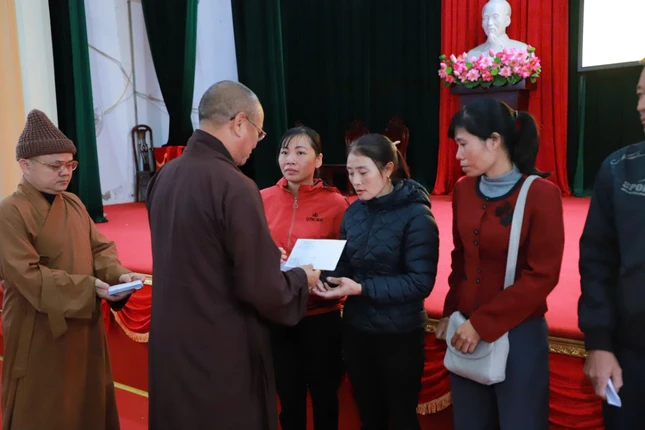 Hòa thượng Thích Quảng Hà, Phó Chủ tịch Hội đồng Trị sự, Trưởng ban Trị sự tỉnh Ninh Bình trao quà đến bà con vùng bão lũ tỉnh Ninh Bình