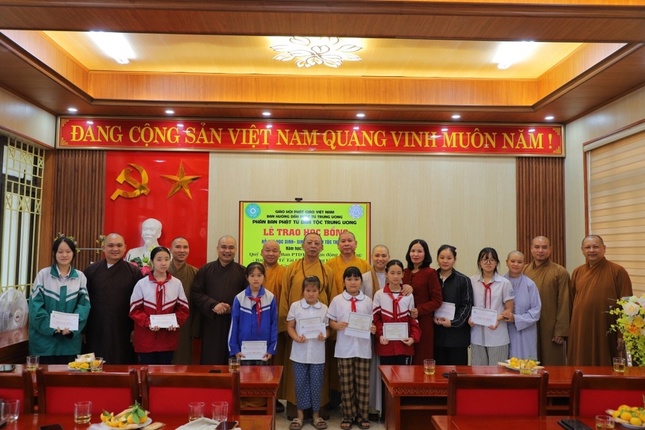 Phân ban Phật tử dân tộc T.Ư đã trao tặng 10 học bổng cho các em học sinh dân tộc thiểu số Phân ban Phật tử dân tộc T.Ư đã trao tặng 10 học bổng cho các em học sinh dân tộc thiểu số