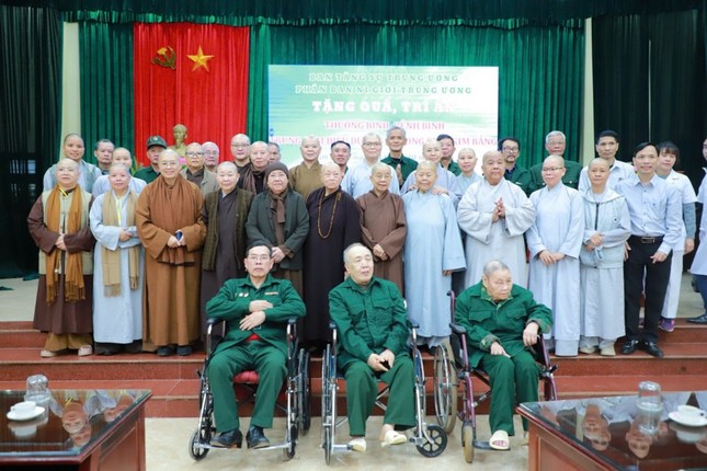 Đoàn Phân ban Ni giới T.Ư tại Trung tâm Điều dưỡng thương binh Kim Bảng