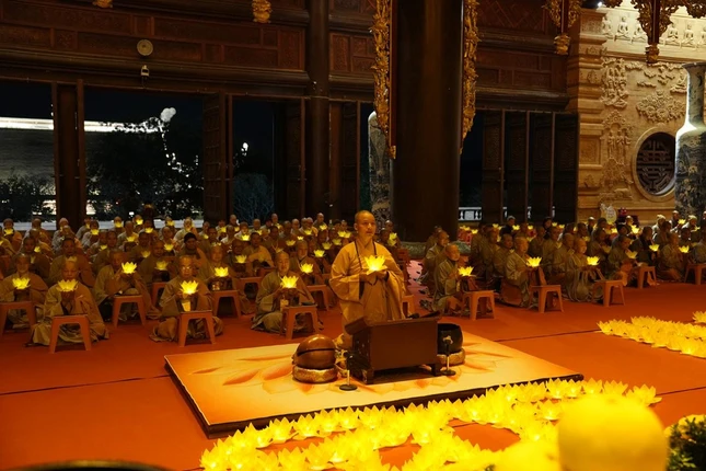 Lễ hoa đăng trong khuôn khổ Khóa Bồi dưỡng Luật học và Kỹ năng trụ trì do Phân ban Ni giới T.Ư tổ chức, tại chùa Tam Chúc