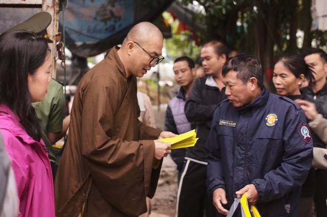 Đại đức Thích Minh Phú trao quà đến bà con bị ảnh hưởng bão lũ Đại đức Thích Minh Phú trao quà đến bà con bị ảnh hưởng bão lũ