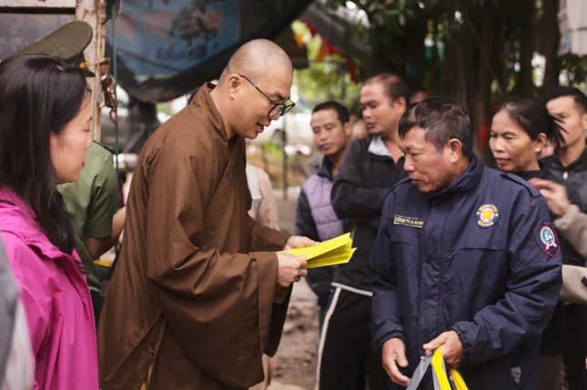 Đại đức Thích Minh Phú trao quà đến bà con bị ảnh hưởng bão lũ