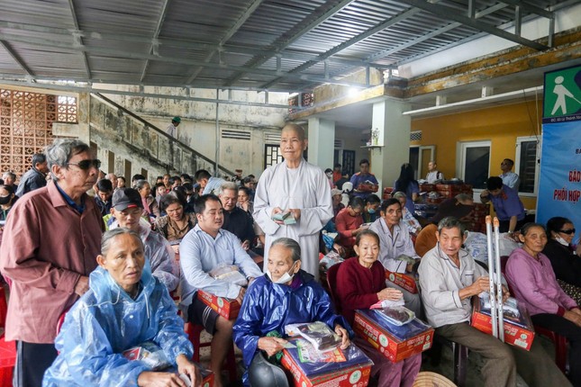 Ni trưởng Thích nữ Tâm Nguyệt chia sẻ với người nghèo