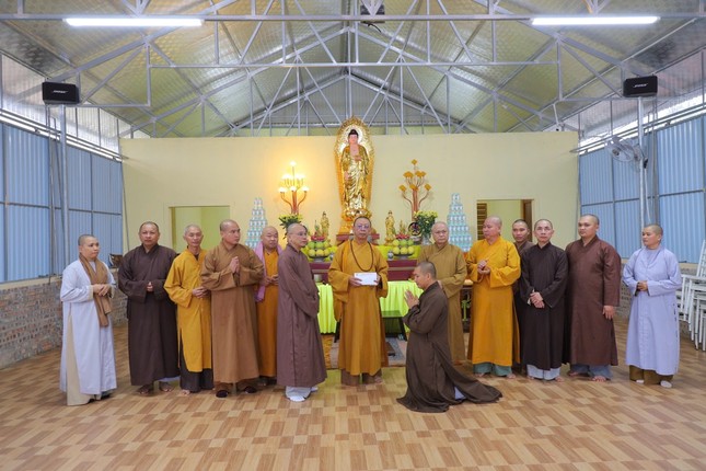 Chư tôn đức chia sẻ tại chùa Long Đồng (xóm Phú Xuân, xã Lam Thành)