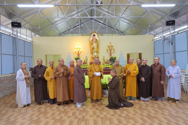 Chư tôn đức chia sẻ tại chùa Long Đồng (xóm Phú Xuân, xã Lam Thành)