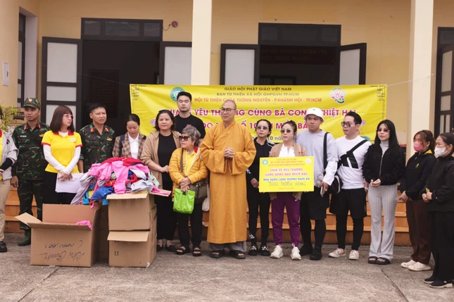 Đoàn trao quà đến bà con vùng bão lũ