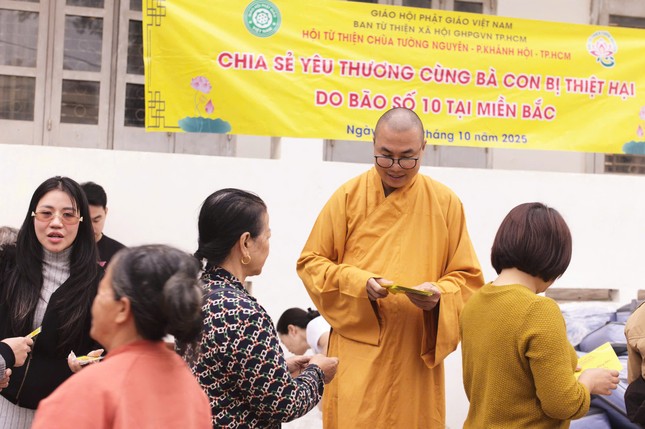 Đại đức Thích Minh Phú trao quà đến bà con vùng lũ