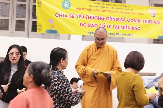 Đại đức Thích Minh Phú trao quà đến bà con vùng lũ