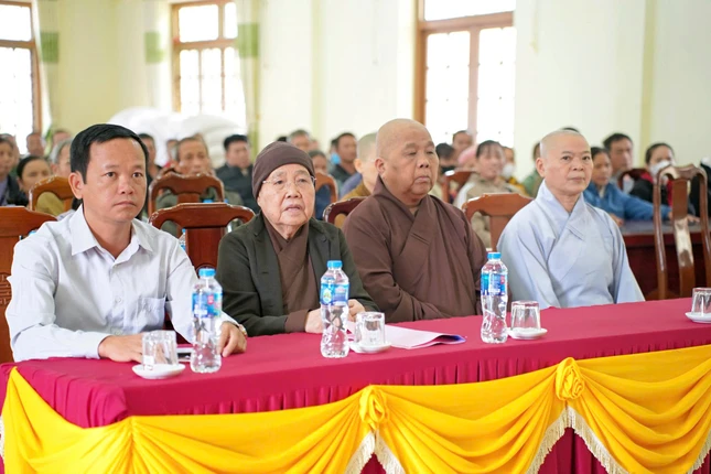 Đoàn Phân ban Ni giới GHPGVN TP.HCM do Ni trưởng Thích nữ Từ Nhẫn làm trưởng đoàn