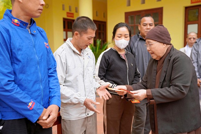 Ni trưởng Thích nữ Từ Nhẫn trao quà tại xã Yên Bình, tỉnh Nghệ An