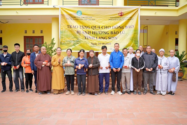 Đoàn Phân ban Ni giới GHPGVN TP.HCM trao quà tại tỉnh Lạng Sơn