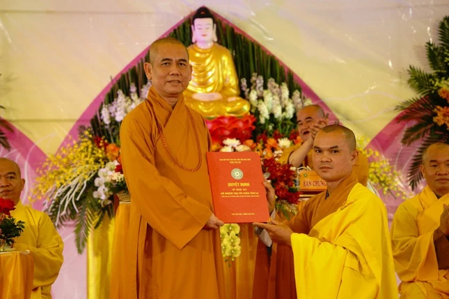 Thượng tọa Thích Thiện Hạnh trao quyết định đến Đại đức tân trụ trì