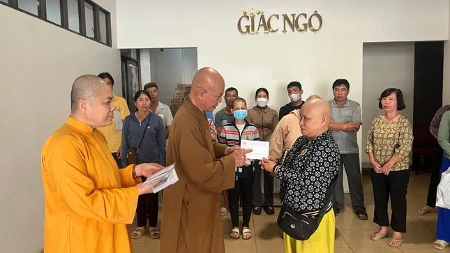 Hòa thượng Thích Tâm Viên trao tiền của bạn đọc gởi chia sẻ đến bệnh nhân có hoàn cảnh khó khăn đăng trên Báo Giác Ngộ