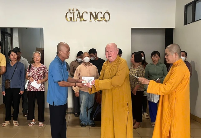 Hòa thượng Thích Duy Trấn tặng thêm cho 10 bệnh nhân ung bướu - Ảnh: Ban TTXH BGN