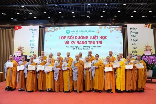 Chư tôn đức Ni nhận Chứng chỉ hoàn thành khóa bồi dưỡng đến đại diện các Phân ban
