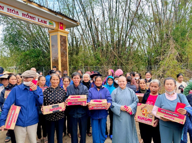 Sư cô Thích nữ Thánh Tâm, Thư ký Ban Quản trị tổ đình Từ Nghiêm trao quà đến bà con Sư cô Thích nữ Thánh Tâm, Thư ký Ban Quản trị tổ đình Từ Nghiêm trao quà đến bà con