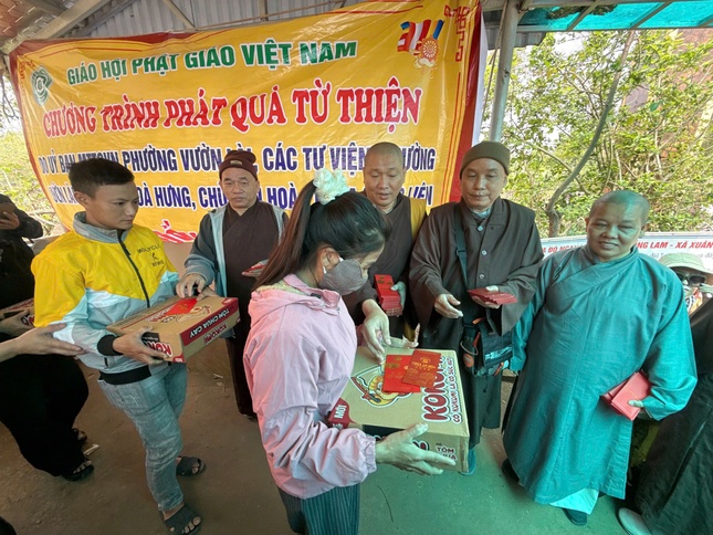 Đoàn trao quà đến những hộ khó khăn do ảnh hưởng bởi bão lũ Đoàn trao quà đến những hộ khó khăn do ảnh hưởng bởi bão lũ