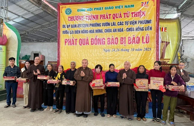 Chư tôn đức trong đoàn trao quà tại chùa Tượng Sơn, tỉnh Hà Tĩnh