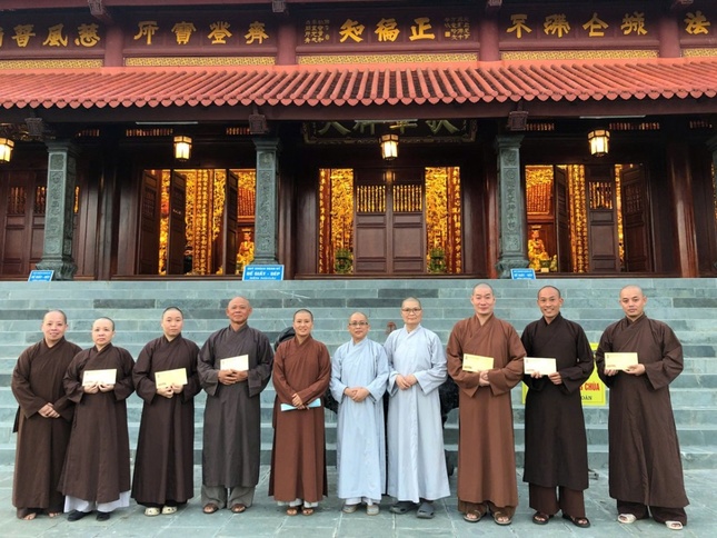 Ni sư Thích nữ Huệ Đức trao hỗ trợ đến 13 tự viện bị ảnh hưởng nặng bởi bão lũ