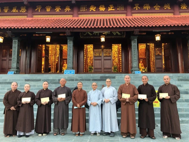 Ni sư Thích nữ Huệ Đức trao hỗ trợ đến 13 tự viện bị ảnh hưởng nặng bởi bão lũ