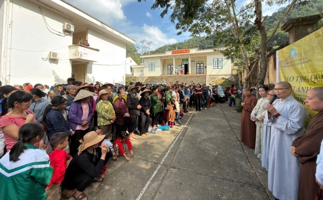 Ni sư Thích nữ Huệ Đức động viên bà con vùng bão lũ cố gắng vượt qua giai đoạn khó khăn