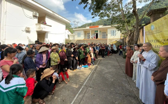 Ni sư Thích nữ Huệ Đức động viên bà con vùng bão lũ cố gắng vượt qua giai đoạn khó khăn