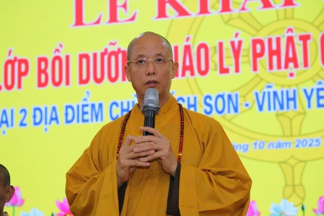 Thượng tọa Thích Minh Nghiêm ban đạo từ