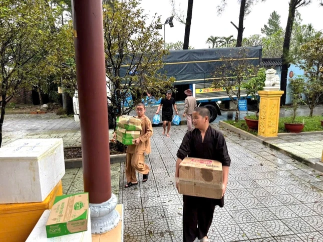 Vận chuyển cơm đến vùng bị nước lũ cô lập