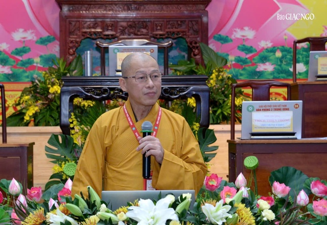 Thượng tọa Thích Minh Nhẫn trình bày các giải pháp công nghệ, chuyển đổi số