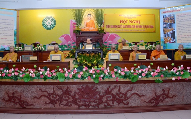 Chư tôn đức chủ trì, tham dự hội nghị
