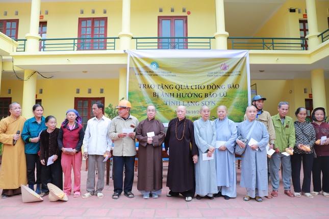 Chư Ni Phân ban Ni giới T.Ư trao quà đến bà con vùng lũ tỉnh Lạng Sơn